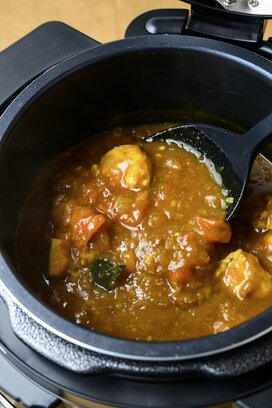 簡単「電気圧力鍋レシピ」2つ。うま味たっぷり「無水カレー」もあっという間
