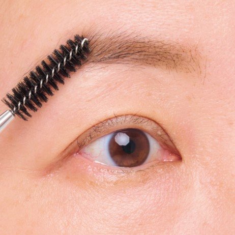 眉毛ブラシで整える