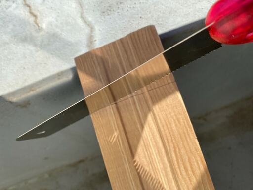 モールディングをノコギリでカット