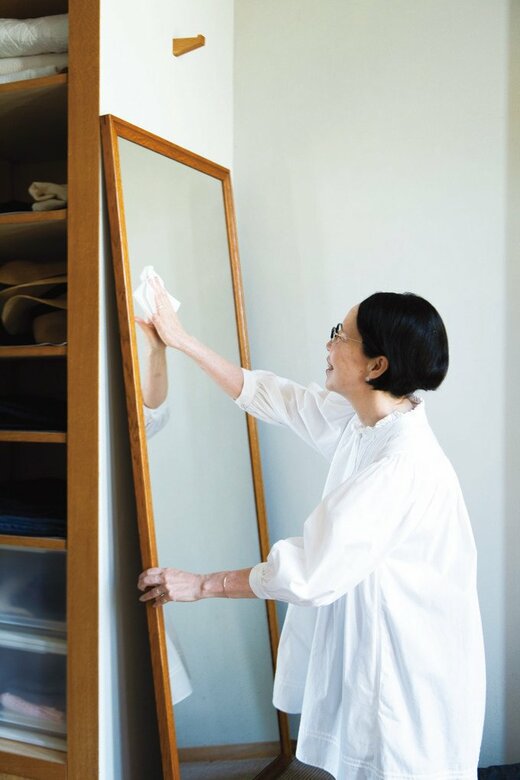 鏡をふく引田さん