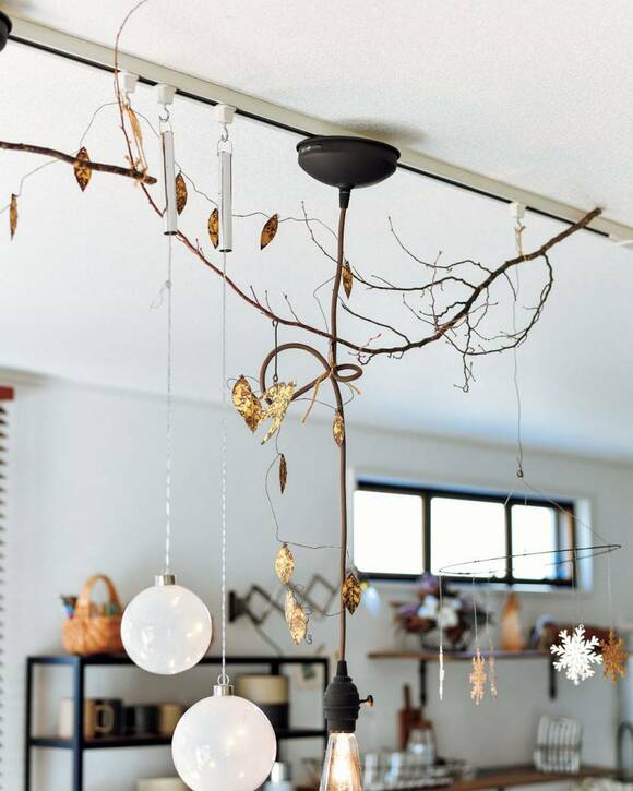 乳白色の電球をつり下げる