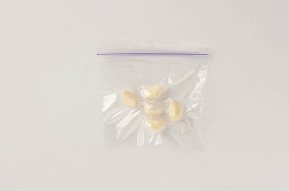 そのまま冷凍OK。芽が出るのを防げる【ニンニク】