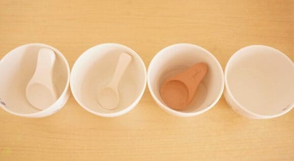 同じ陶器の容器を用意して、水を50gずつ入れ、スプーンを沈めて1日放置。