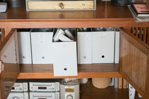 サイドボードの中のボックス