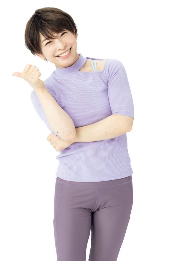 親指を立てる女性
