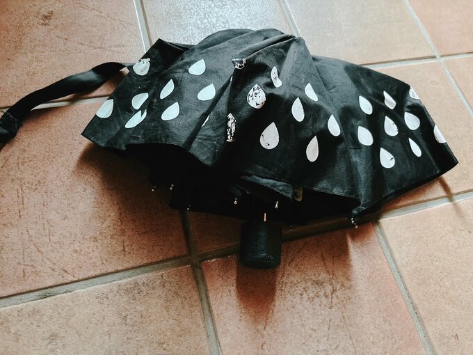 布の部分は大丈夫でも、ゴムの持ち手部分がべたついて使えなくなった傘