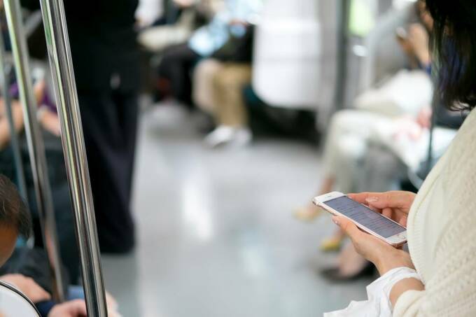 電車の中でスマホを操作する様子