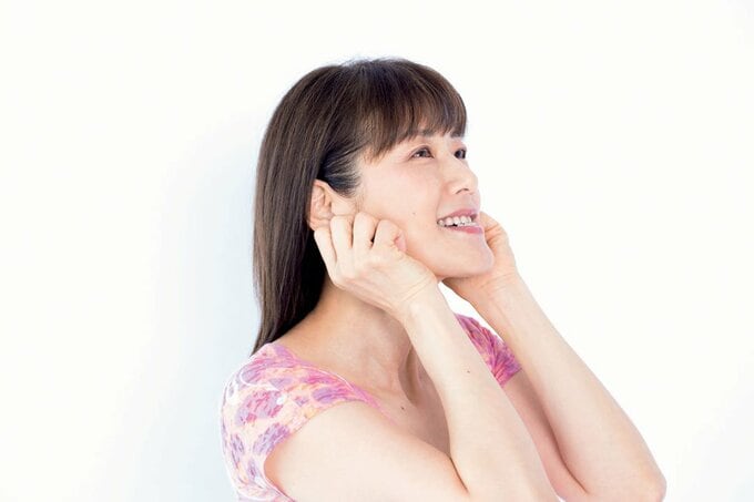 下の歯を前につき出す様子