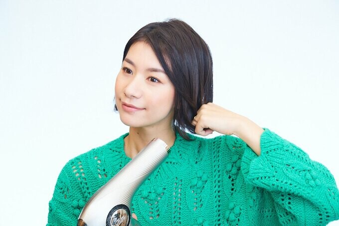 髪を乾かす女性