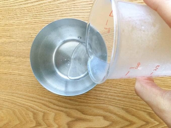 熱湯を注ぐ様子