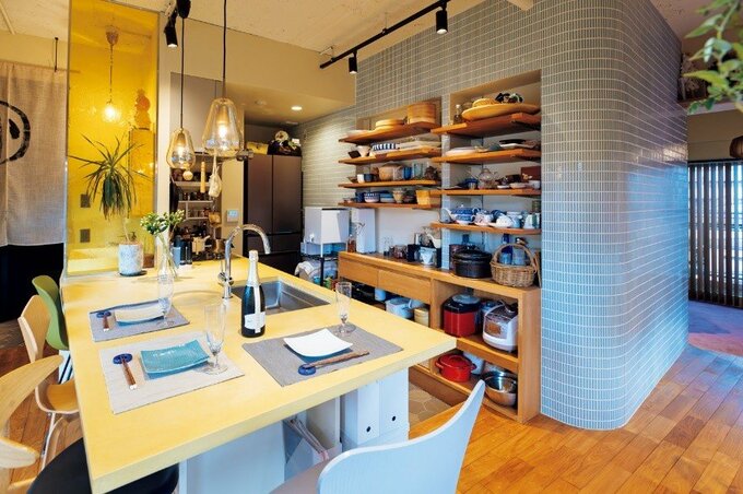 ダイニングキッチンのポイントとなる、青いタイルがはられた曲面の壁