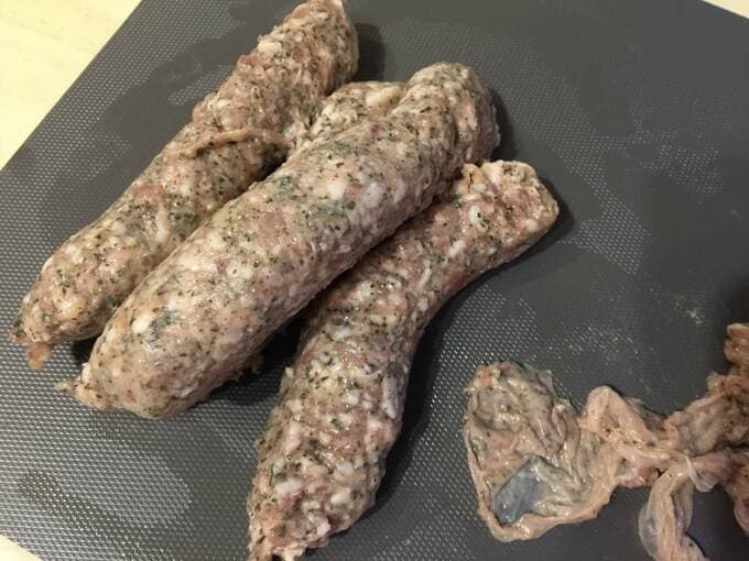 生フランクのケーシングから肉ダネを取り出します