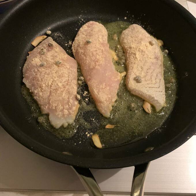 ラを皮目を下にして入れます