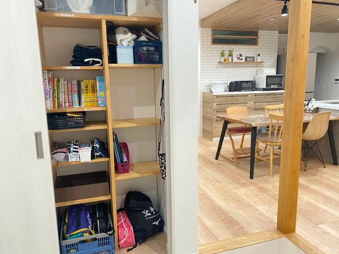 小学生の娘の荷物置き場とリビング