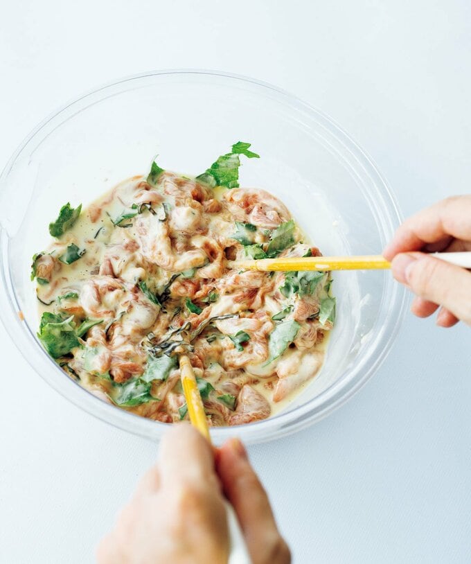 ボウルに入った具材をまぜる