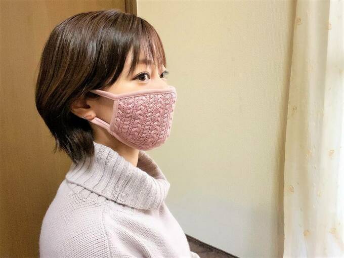 ニットマスクをつけた女性横