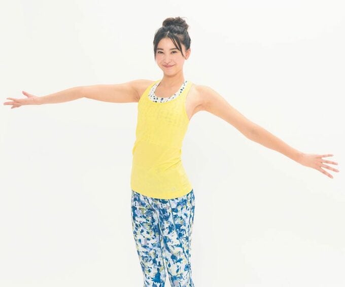 黄色女性片腕下がる