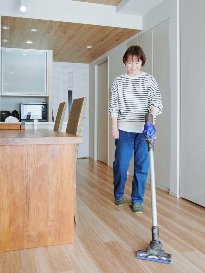 掃除機をかける本間さん