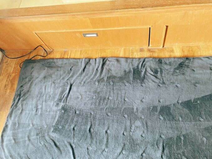 小上がり下の引き出しとホットカーペット