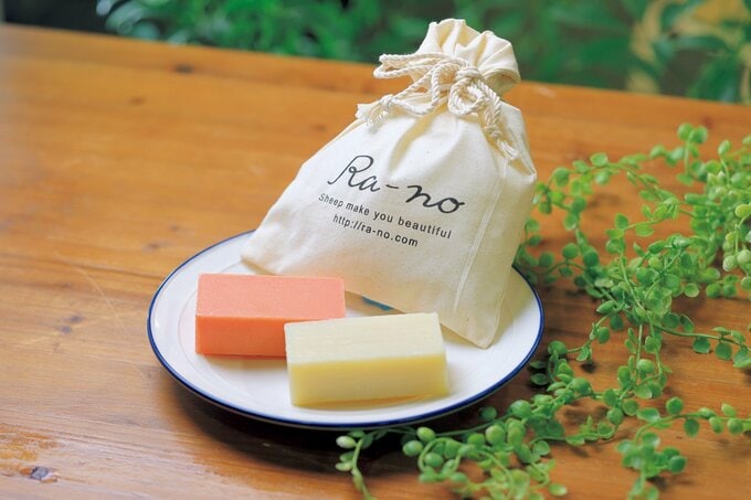 プレートに置かれた2つのせっけんと白い袋