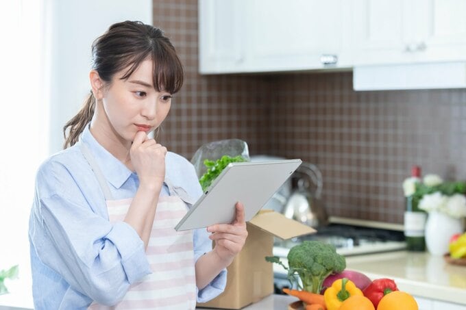 ふるさと納税する女性