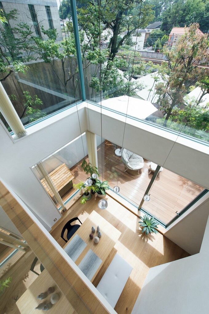 テラスデッキに面したダイニング