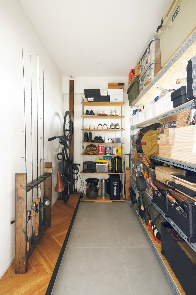 趣味グッズは玄関土間にゆったり収納