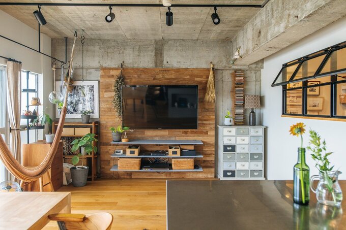 木目・アイアン・グレーで統一したリビング