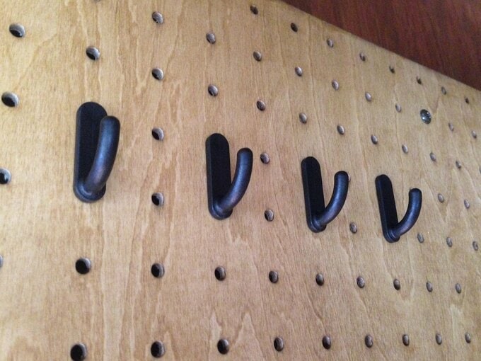 フックを取りつけたペグボード
