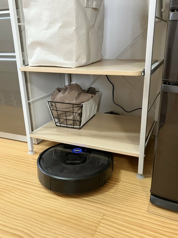 棚下に置いたホームベースへ戻るお掃除ロボット