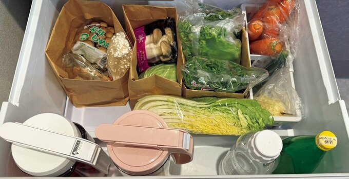 紙袋で仕切られている野菜室