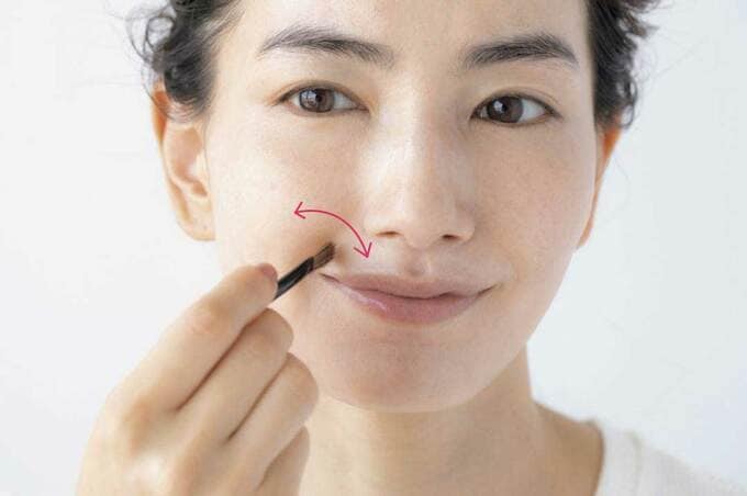 ほうれい線にブラシ