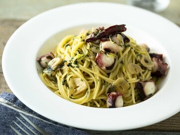 SNSで再生回数720万回超え！「タコと青ジソのペペロンチーノ」レシピ。ワンパン10分で完成