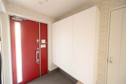 元汚部屋の住人がたどり着いた「すっきり玄関」。靴はもつ量を徹底して空間に余裕をもたせる