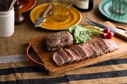 電子レンジで絶品「ローストビーフ」のつくり方。焼き目だけつけたら、あとはチンして待つだけ簡単