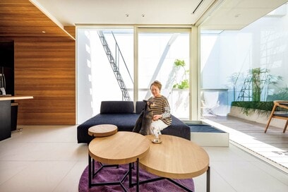 50代女性が建てた、ひとりを楽しむ家。屋外浴室、テラス、家事ラクの床材…工夫が満載