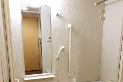 50代ひとり暮らしの「無理しない大掃除」。お風呂はプロの力で汚れリセット