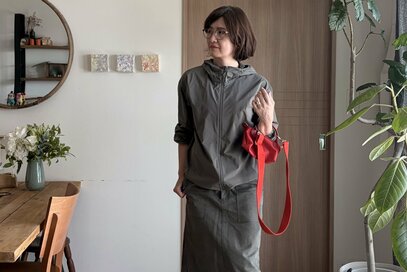 「無印良品」撥水スニーカーや「ユニクロ」機能服が使える！50代、雨の日も快適なコーデ3選