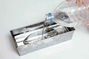 【2】表面を割って水を捨て、同量の冷水を注ぐ