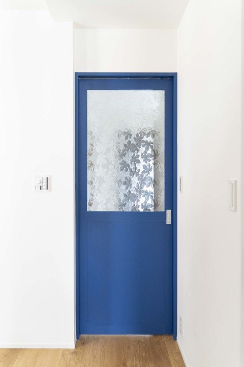 玄関ホールの真っ青な室内ドア