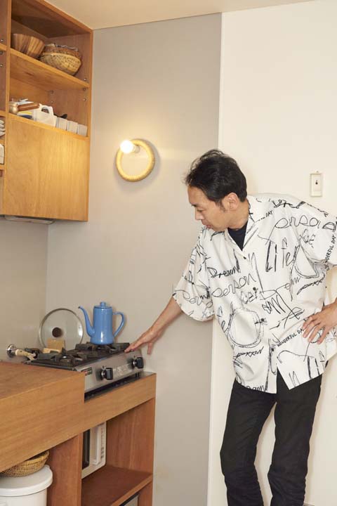 リンナイのガステーブルを採用したキッチンに立つ田中さん