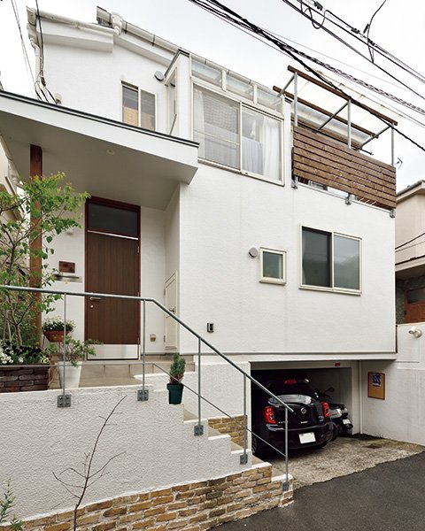 外装は木製ドアが映える白い壁に変更