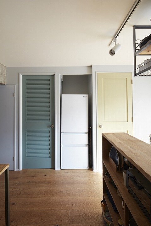 2つ並んだ色分けした扉