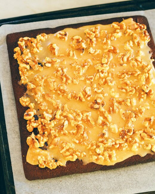 クッキー生地にキャラメルナッツを広げる