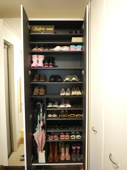 靴箱の扉を開けて換気