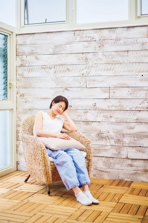 椅子に座って仮眠をとる女性