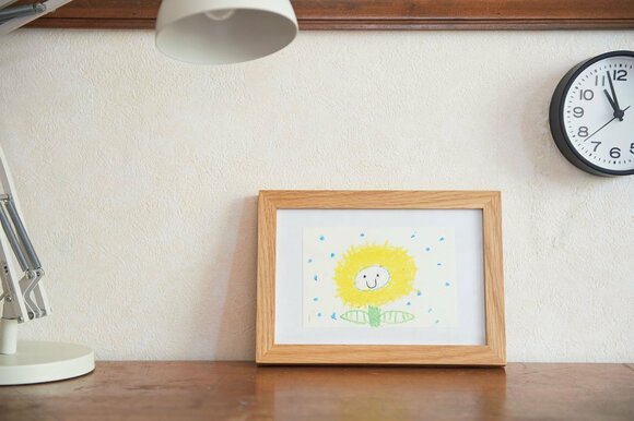 子どもが描いたヒマワリの絵をディスプレー