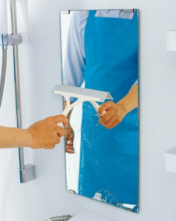 鏡に水切りワイパー