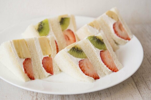 簡単フルーツロールサンドでおもてなし