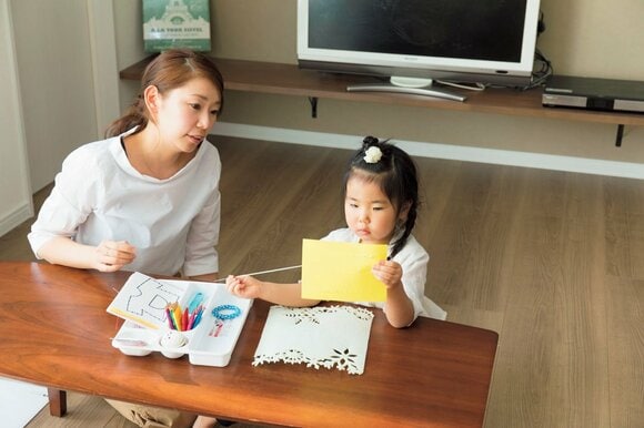 知育教材を使っている様子